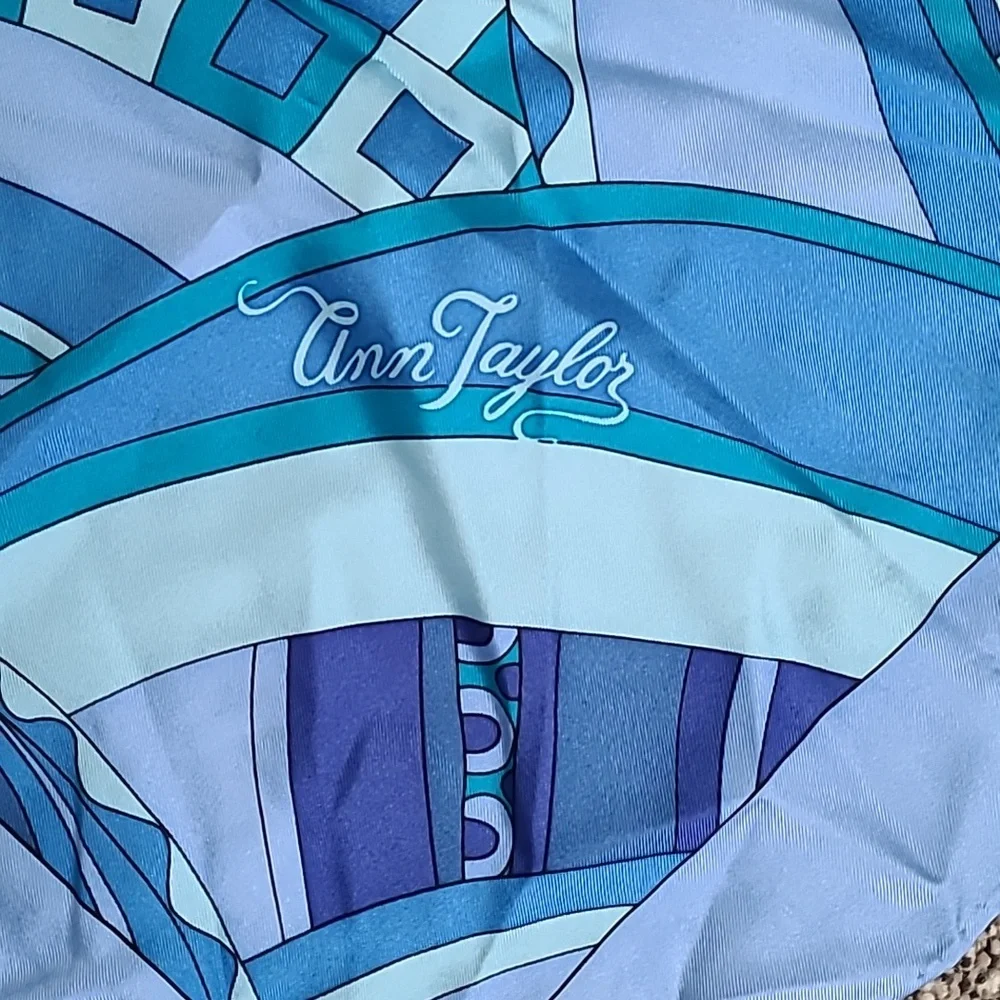 Ann Taylor Square scarf. - Picture 5 of 5